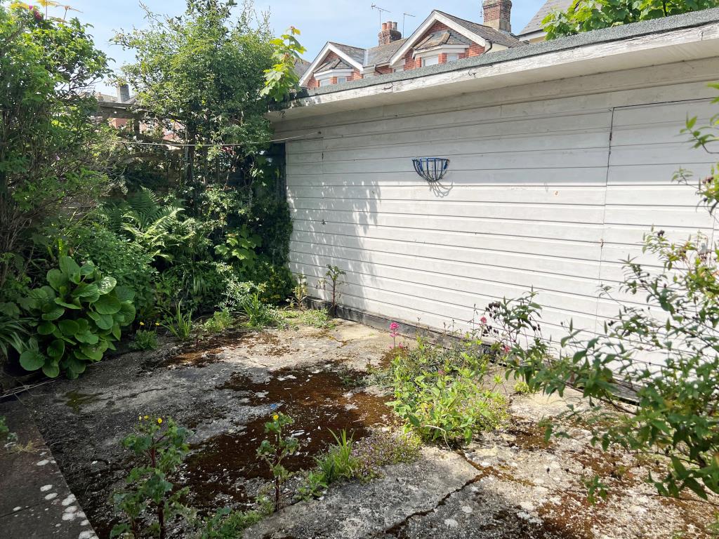 Lot: 105 - GROUND FLOOR GARDEN FLAT WITH PARKING FOR IMPROVEMENT - The Rear Garden